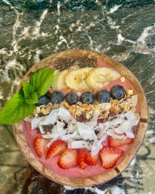 Víte, že u nás si můžete dát veganské zákusky, bezlepkové sendviče, zapečené tousty či nové super fresh smoothie bowl?...